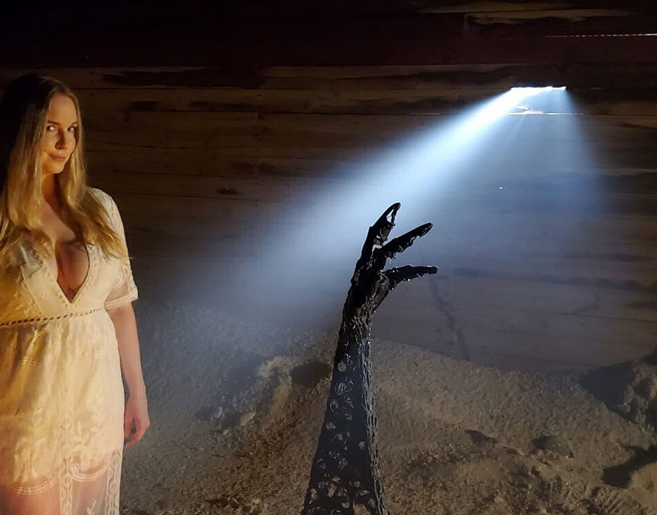 Manos video still